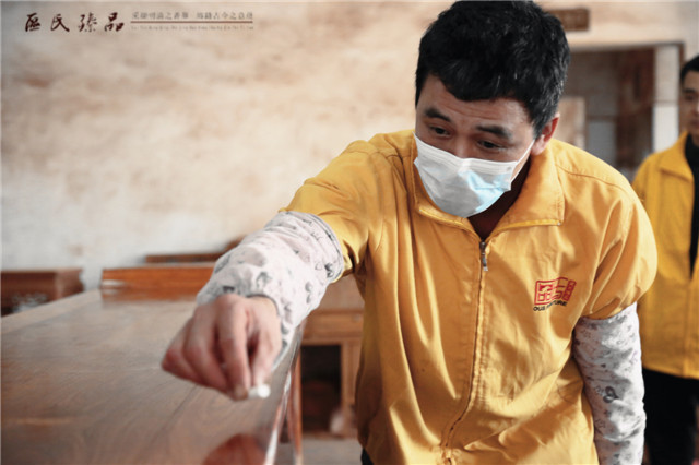 區(qū)氏臻品黃師傅正在進行最后的打磨驗收工作，用數十年的經驗檢驗家具是否做到位，是最嚴格的標準 