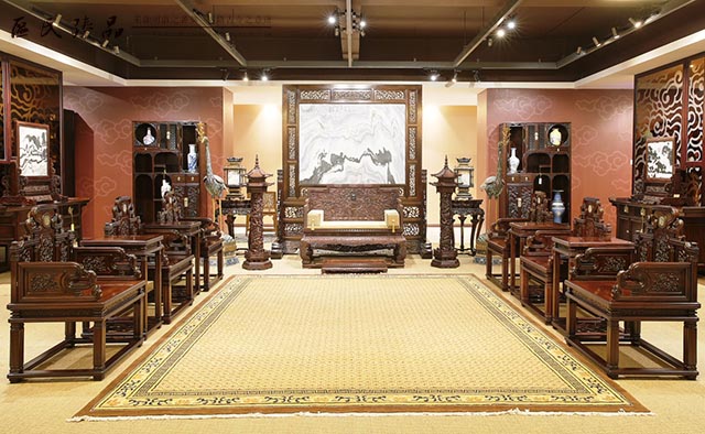 區氏臻品所制作的宮廷家具獨具魅力(配圖為區氏臻品展廳一角)