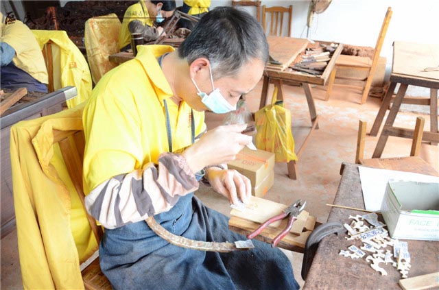 這些字，都是區(qū)氏臻品工匠耐心用鎪弓子一個個鋸出來的