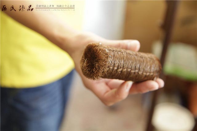 用鬃刷刷過的家具，滑潤有光澤（區(qū)氏臻品工廠實拍）