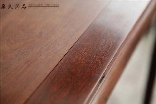 用鬃刷刷過的家具，滑潤有光澤（區(qū)氏臻品工廠實拍）