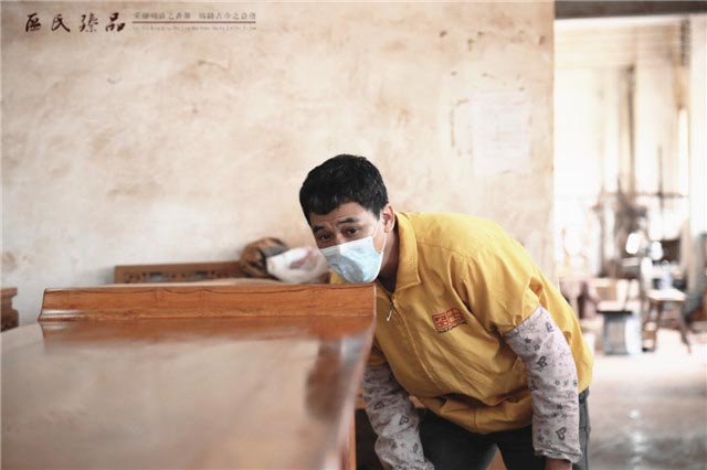 區(qū)氏臻品黃師傅正在進行最后的打磨驗收工作，用數(shù)十年的經(jīng)驗檢驗家具是否做到位，是最嚴格的標準 