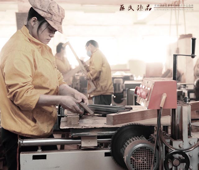 區(qū)氏臻品女匠人不只在雕花、打磨崗位，她們照樣可以操作機械設備 